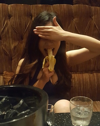 바나나입에물고있음.jpg