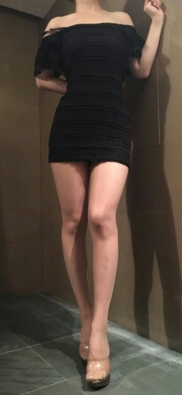 룸에서전면으로서있는검은색홀복사진.jpg